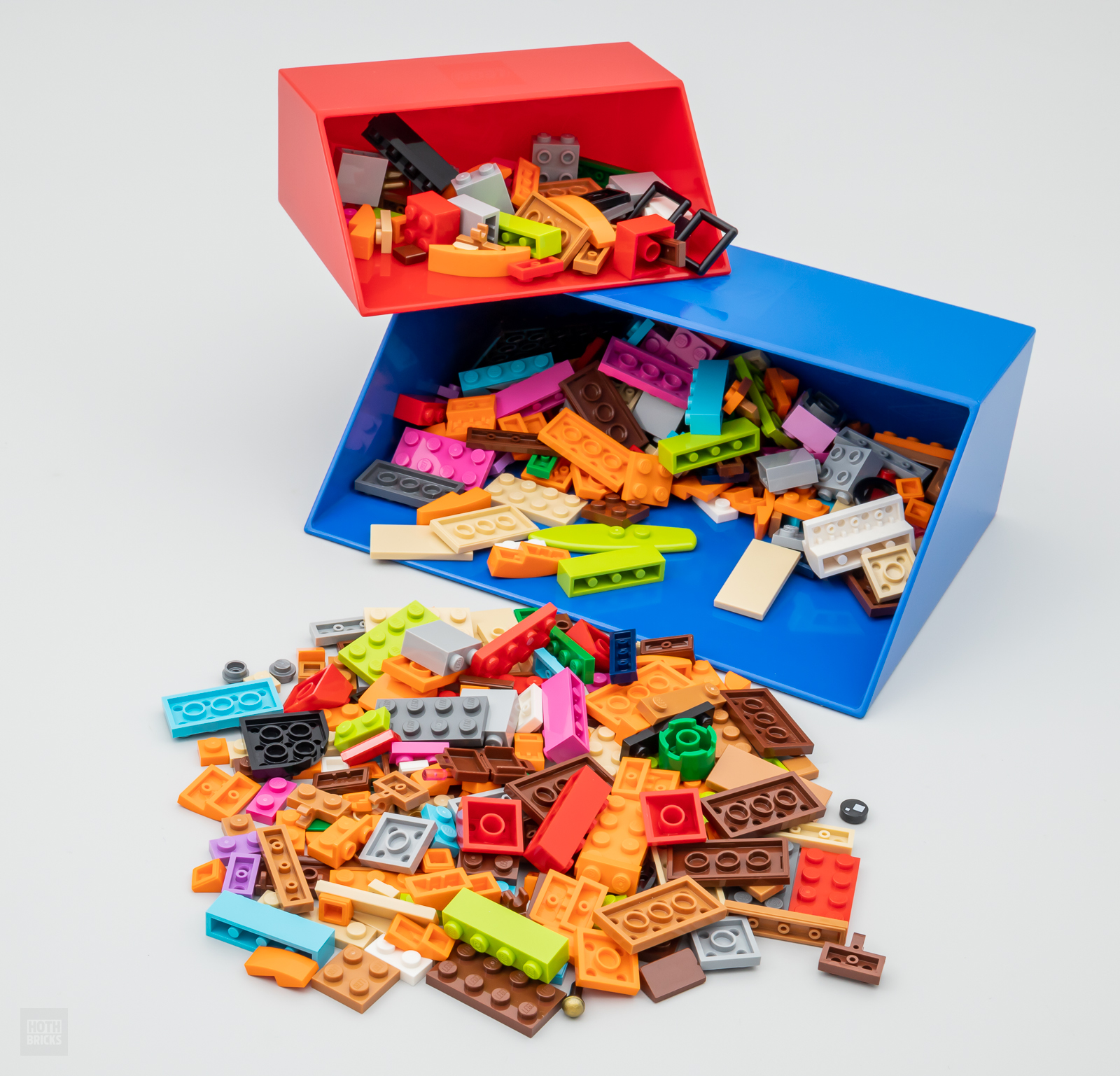 Deux Voleurs En Lego Creusent Une Boîte Avec Des Pierres De Sable