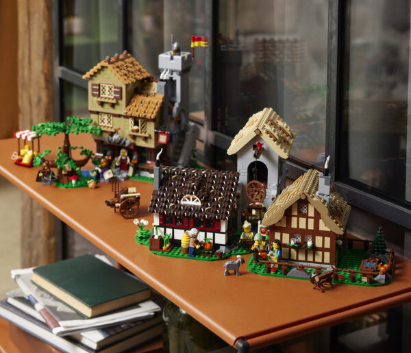 10332 lego icons medieval town square 16