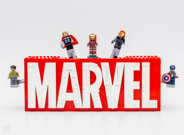 76313 lego marvel logo minifigures 1